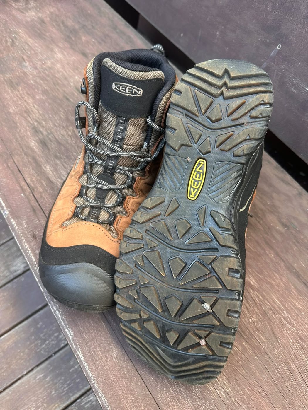 A sola da bota, com as marcas de uso